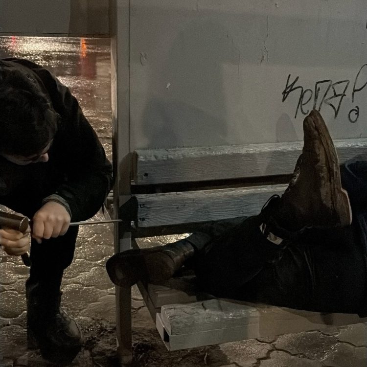 Рязанские волонтеры помогли женщине, колено которой застряло в уличной лавке