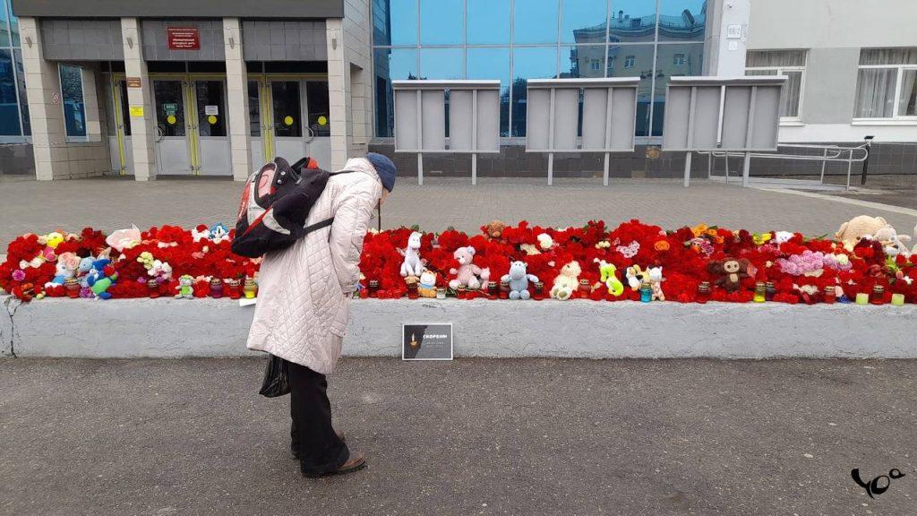 Фоторепортаж: рязанцы продолжают нести цветы и игрушки к стихийному мемориалу у МКЦ