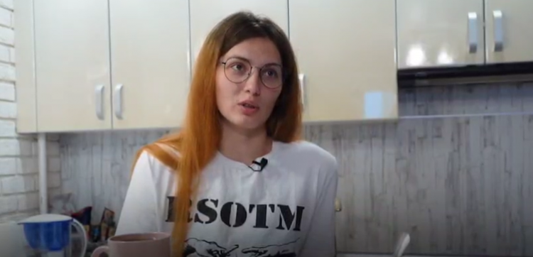 Рязанка Вера, супруга бойца СВО, стала подмастерьем в кузнице