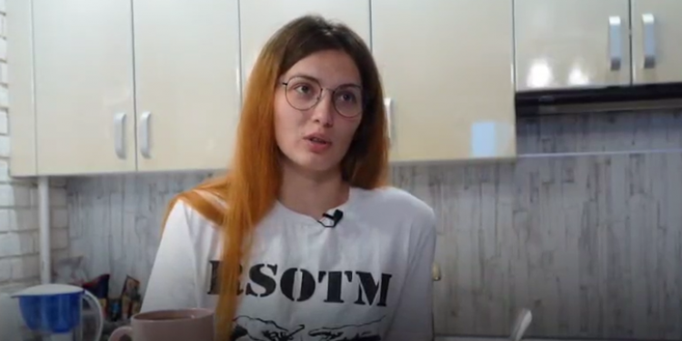 Рязанка Вера, супруга бойца СВО, стала подмастерьем в кузнице Рязанка Вера, супруга бойца СВО, стала подмастерьем в кузнице