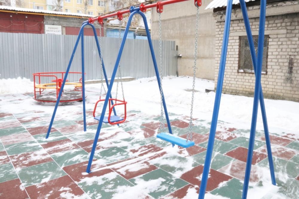 Панфилова проверила качество новой детской площадки на улице Крупской
