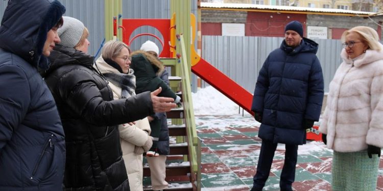 Панфилова проверила качество новой детской площадки на улице Крупской Панфилова проверила качество новой детской площадки на улице Крупской