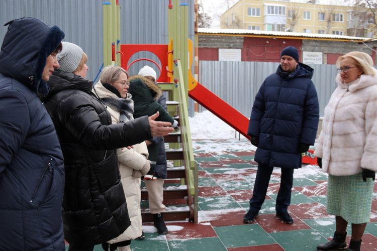 Панфилова проверила качество новой детской площадки на улице Крупской