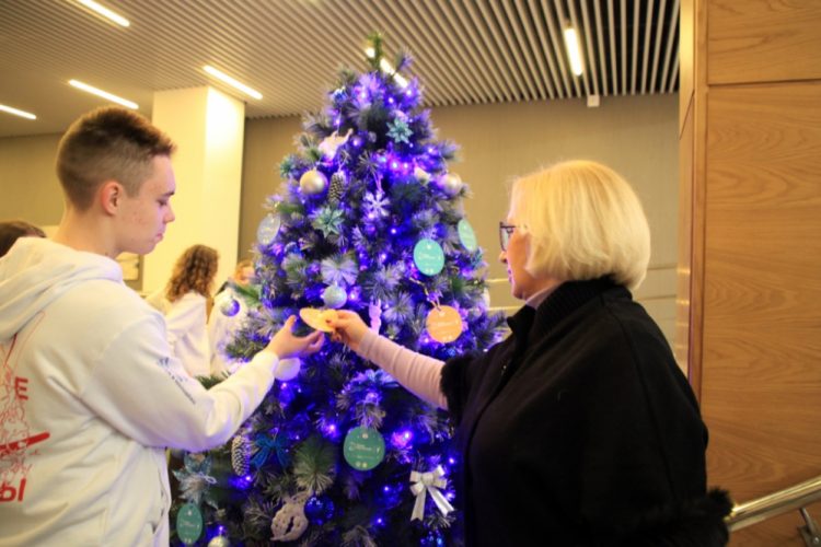 Председатель Рязанской гордумы Панфилова поучаствовала в акции "Елка желаний"