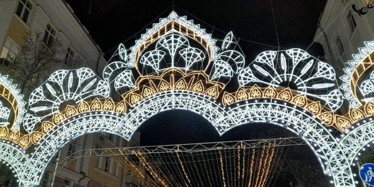 Рязанцы любуются новыми новогодними украшениями в центре города Рязанцы любуются новыми новогодними украшениями в центре города