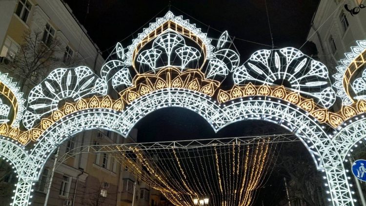 Рязанцы любуются новыми новогодними украшениями в центре города