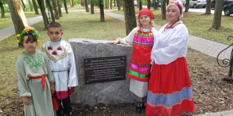В рязанском поселке Строитель в День города открыли памятный знак