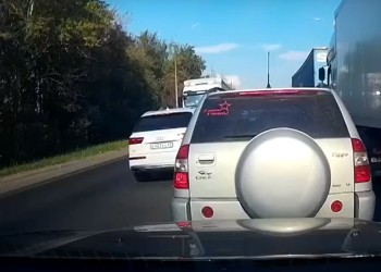 Рязанский водитель «поймал» двоих автохамов, которые хотели объехать пробку по «встречке»
