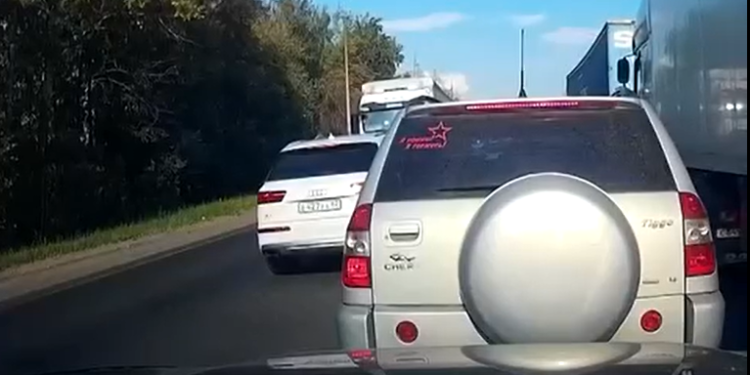Рязанский водитель «поймал» двоих автохамов, которые хотели объехать пробку по «встречке»