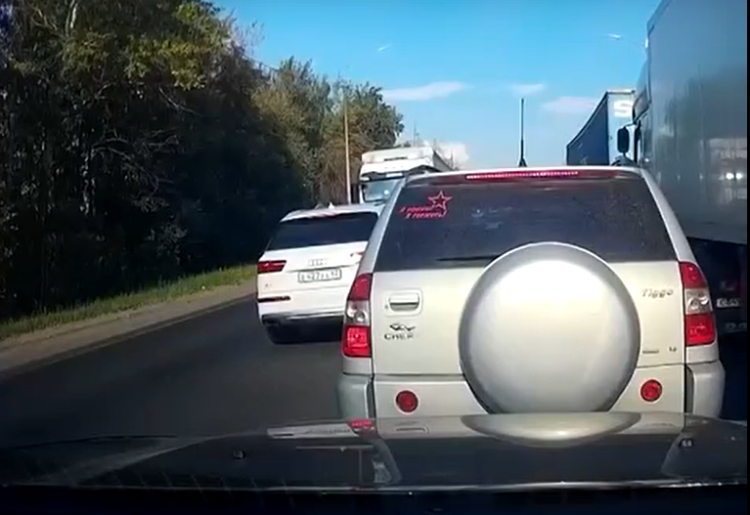 Рязанский водитель "поймал" двоих автохамов, которые хотели объехать пробку по "встречке"