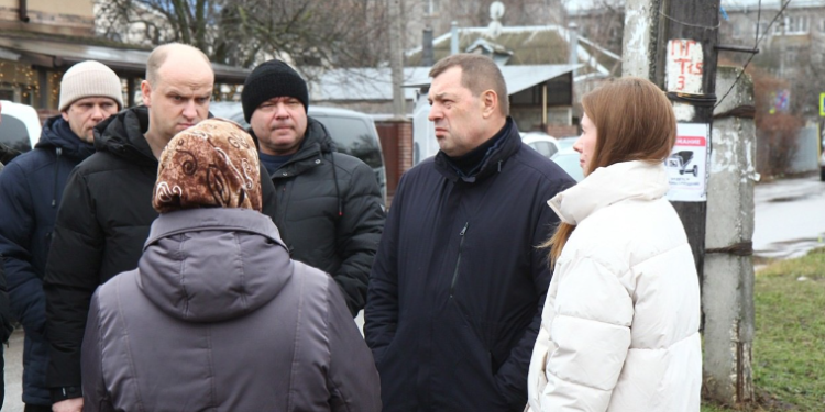 Артемов осмотрел хоккейную коробку и воркаут-площадку у рязанской школы №29