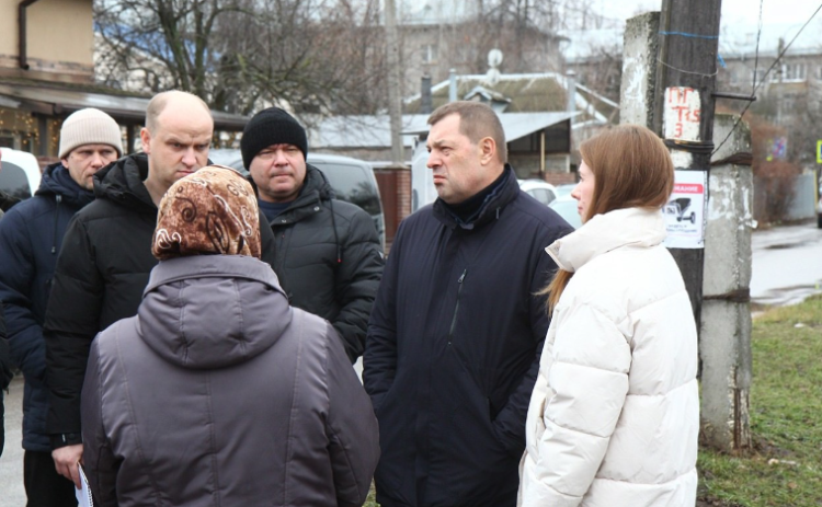 Артемов осмотрел хоккейную коробку и воркаут-площадку у рязанской школы №29