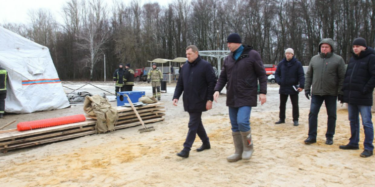 Мэр Рязани Виталий Артемов проверил готовность главной купели на Ореховом озере