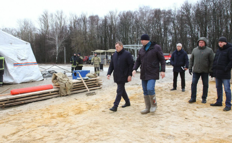 Мэр Рязани Виталий Артемов проверил готовность главной купели на Ореховом озере