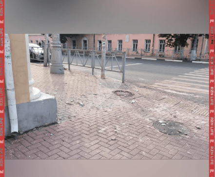 В центре Рязани часть кровли здания упала на тротуар