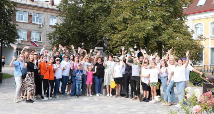 В рязанском Педагогическом сквере высадили деревья и кустарники