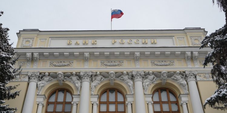 Центробанк снизил ключевую ставку до 18%