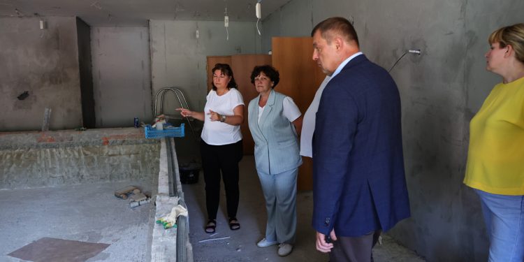 Красов и Артемов проконтролировали ход капремонта рязанского детского сада №20