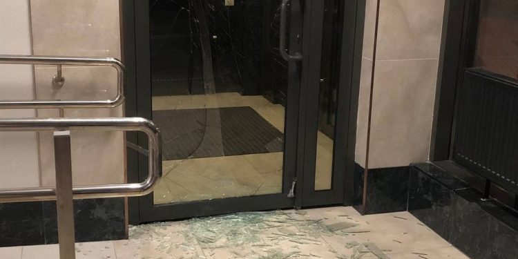 Вандалы разбили стеклянную дверь в рязанском жилом комплексе