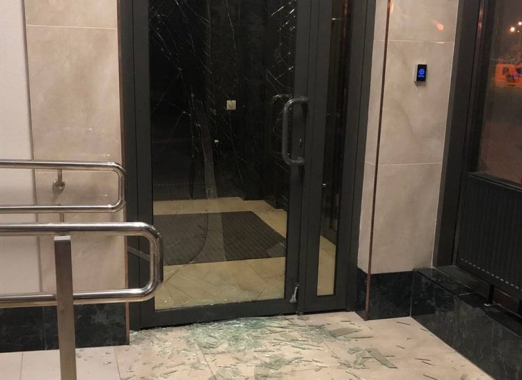 Вандалы разбили стеклянную дверь в рязанском жилом комплексе