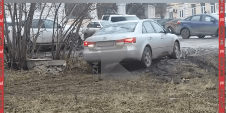 Около РГУ имени Есенина засняли «зимнего пахаря»