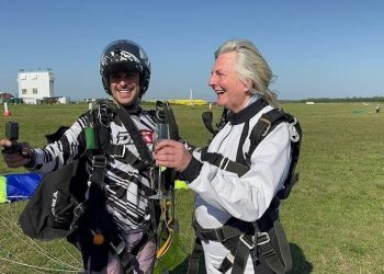 Бывшая глава МИД Австрии Карин Кнайсль впервые прыгнула с парашютом в Рязанской области