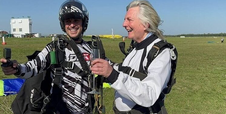 Бывшая глава МИД Австрии Карин Кнайсль впервые прыгнула с парашютом в Рязанской области