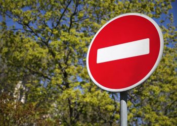 На улице Ленинского Комсомола перекрыли движение транспорта до 25 октября На улице Ленинского Комсомола перекрыли движение транспорта до 25 октября
