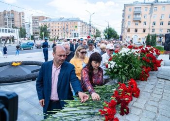 Лидер рязанской КПРФ Денис Сидоров принял участие в возложении цветов к монументу Победы 22 июня