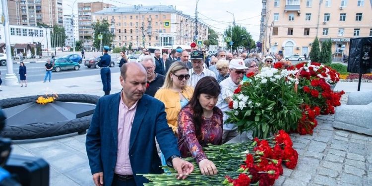 Лидер рязанской КПРФ Денис Сидоров принял участие в возложении цветов к монументу Победы 22 июня