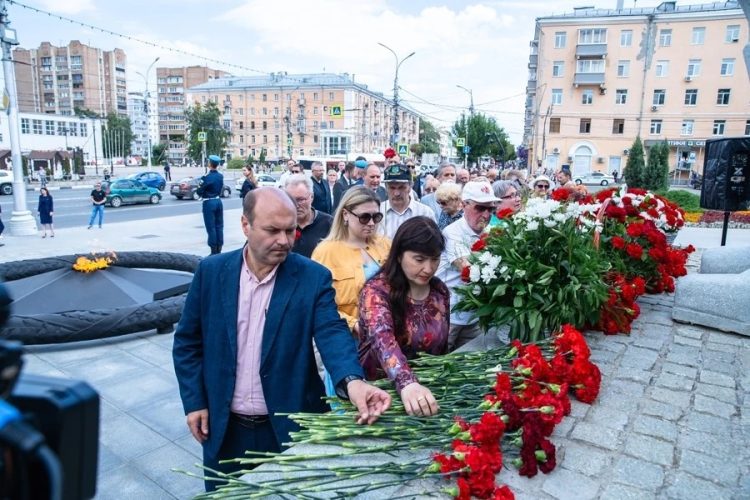 Лидер рязанской КПРФ Денис Сидоров принял участие в возложении цветов к монументу Победы 22 июня