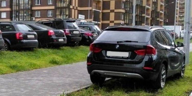 В Рязани с начала 2025 года оштрафовали 2104 водителя, которые парковали автомобили на газонах