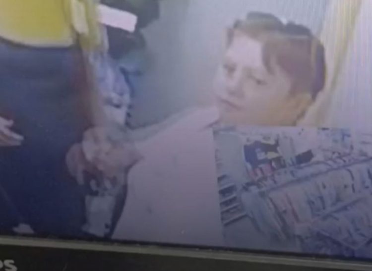 В рязанском магазине женщина пнула лежащего на полу двухлетнего ребенка