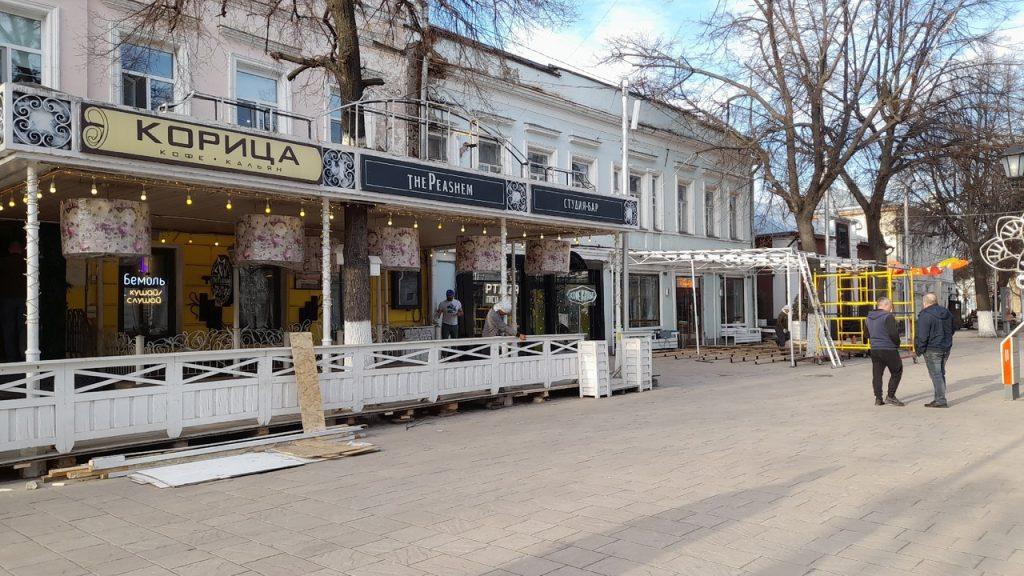 На рязанской улице Почтовой активно собирают летние веранды