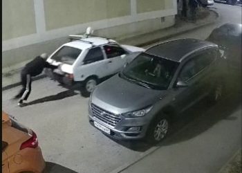 В Рязани двое мужчин угнали из двора жилого дома легковой автомобиль