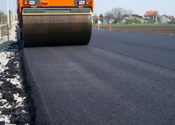 В Рязанской области молодой человек угнал с улицы асфальтоукладчик В Рязанской области молодой человек угнал с улицы асфальтоукладчик