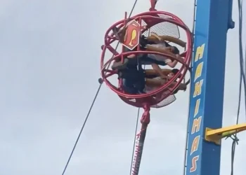 Аттракцион с людьми рухнул в испанском парке