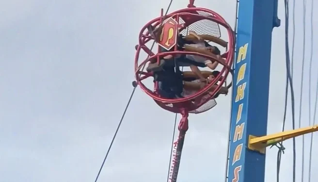 Аттракцион с людьми рухнул в испанском парке