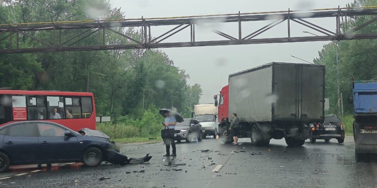 В ДТП на Ряжском шоссе в Рязани у легковушки разнесло весь перед