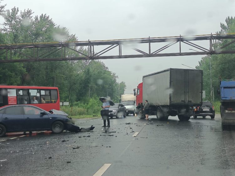 В ДТП на Ряжском шоссе в Рязани у легковушки разнесло весь перед