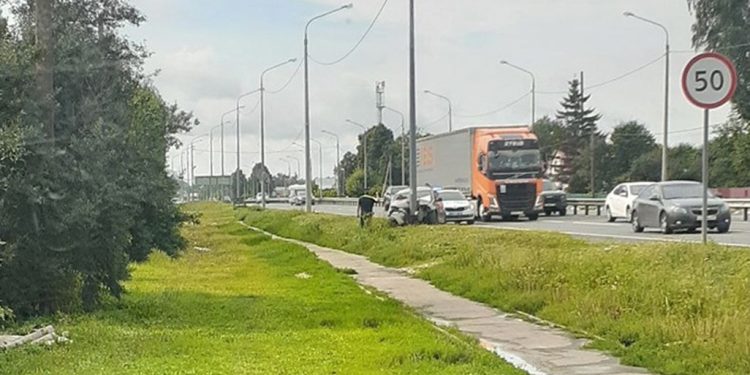 На трассе М5 под Рыбным легковая машина врезалась в столб На трассе М5 под Рыбным легковая машина врезалась в столб