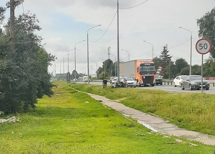 На трассе М5 под Рыбным легковая машина врезалась в столб
