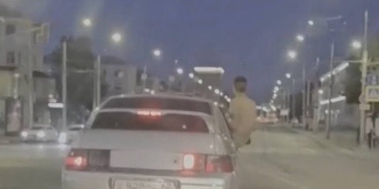 В Рязани полиция вычислила водителя, который катал высунувшегося из окна пассажира