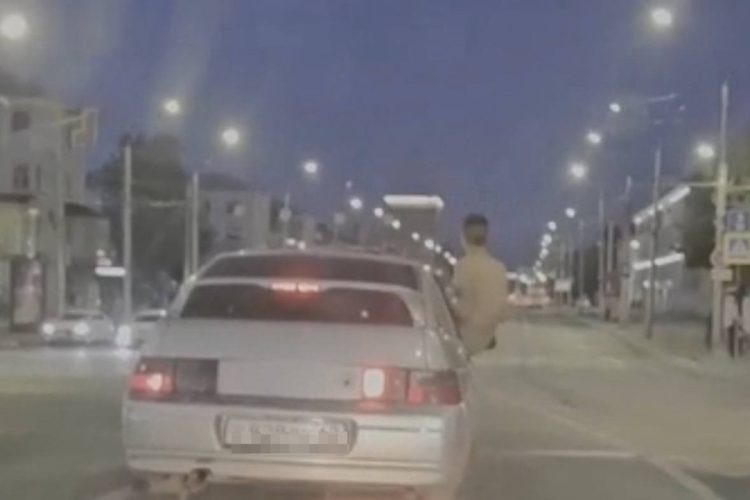 В Рязани полиция вычислила водителя, который катал высунувшегося из окна пассажира