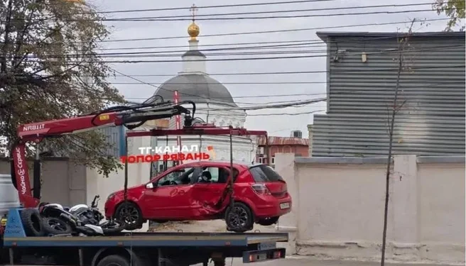 Мотоцикл врезался в машину в центре Рязани