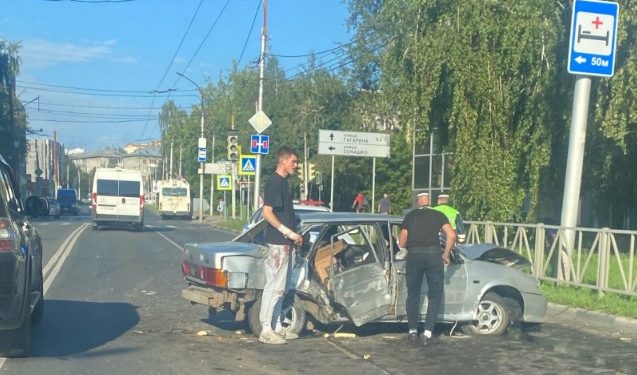 На улице Гагарина в Рязани в серьезном ДТП у машины повылетали стекла