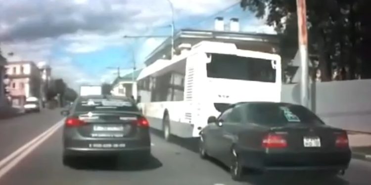 В Рязани водитель легковой машины на большой скорости протаранил автобус