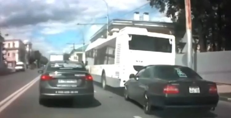 В Рязани водитель легковой машины на большой скорости протаранил автобус