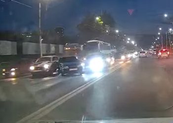 В Рязани "Лада" на скорости врезалась в две встречных машины В Рязани «Лада» на скорости врезалась в две встречных машины