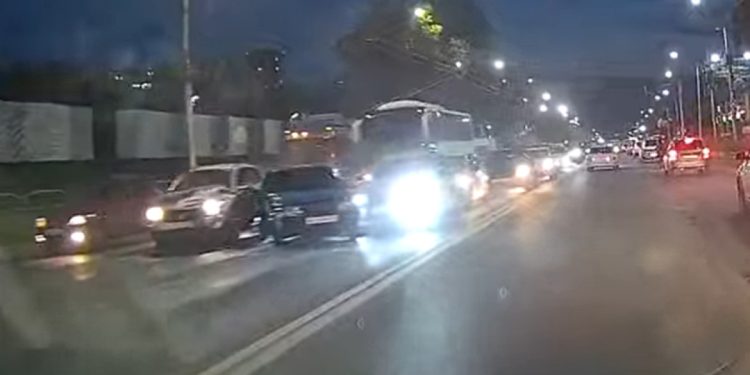 В Рязани "Лада" на скорости врезалась в две встречных машины В Рязани «Лада» на скорости врезалась в две встречных машины